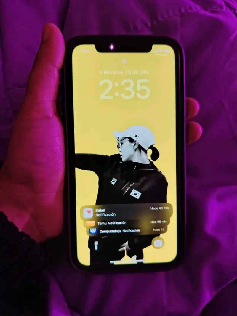 iPhone con pantalla encendida y funda - 4
