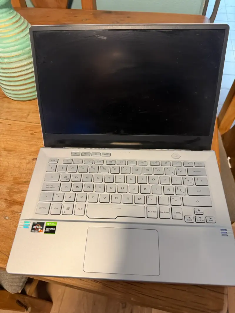 Laptop ASUS Ryzen 5 con NVIDIA GeForce GTX - 3