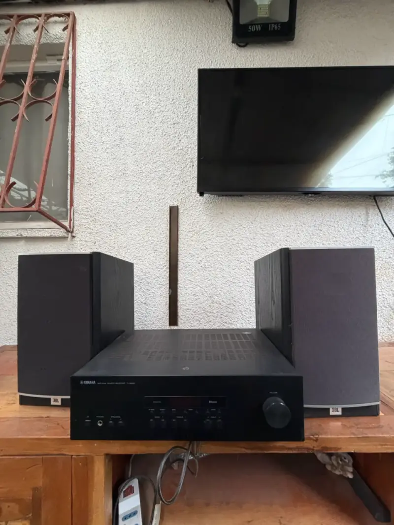 Sistema de sonido Yamaha con parlantes JBL