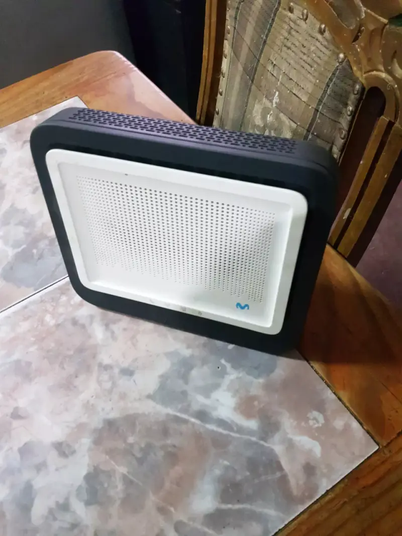 Router Movistar con diseño moderno - 1