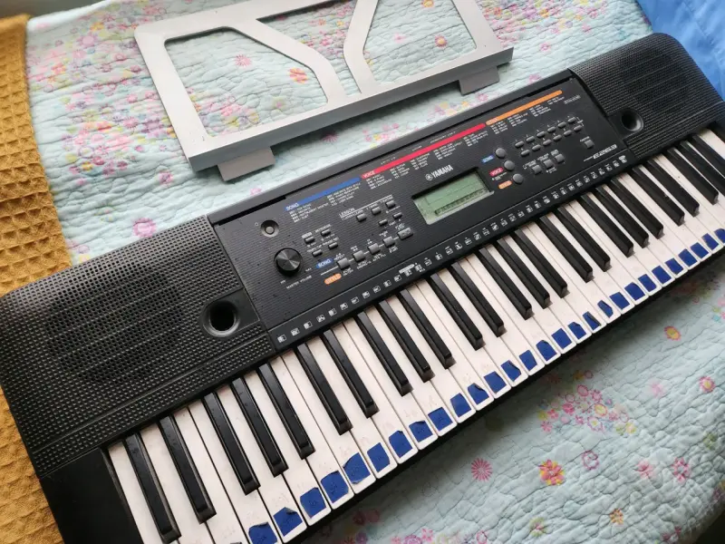 Teclado Yamaha PSR-E263 con soporte - 1