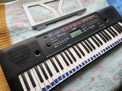 Teclado Yamaha PSR-E263 con soporte - miniatura 1