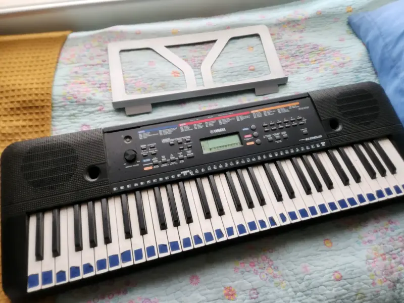 Teclado Yamaha PSR-E263 con soporte - 2