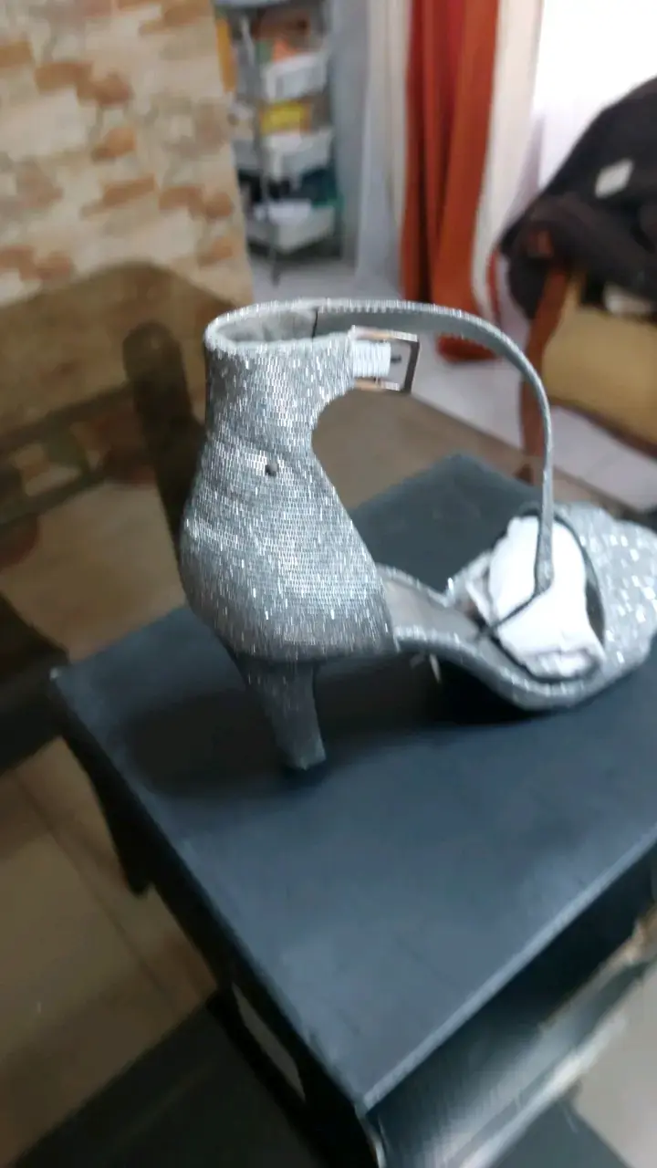 Tacones plateados brillantes para fiesta - 2