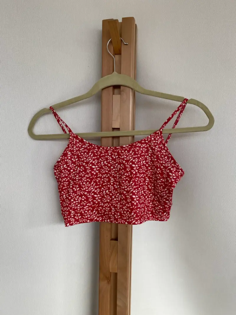 Top rojo con estampado floral - 1