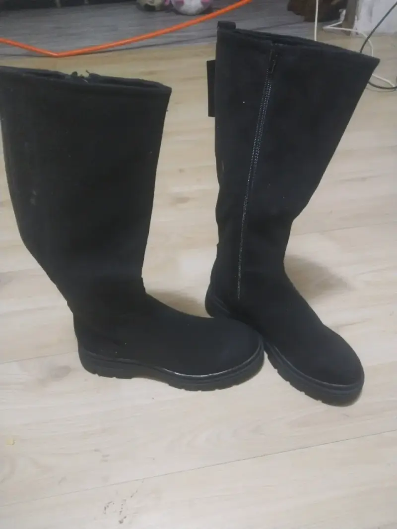 Botas negras de gamuza con cierre lateral - 1