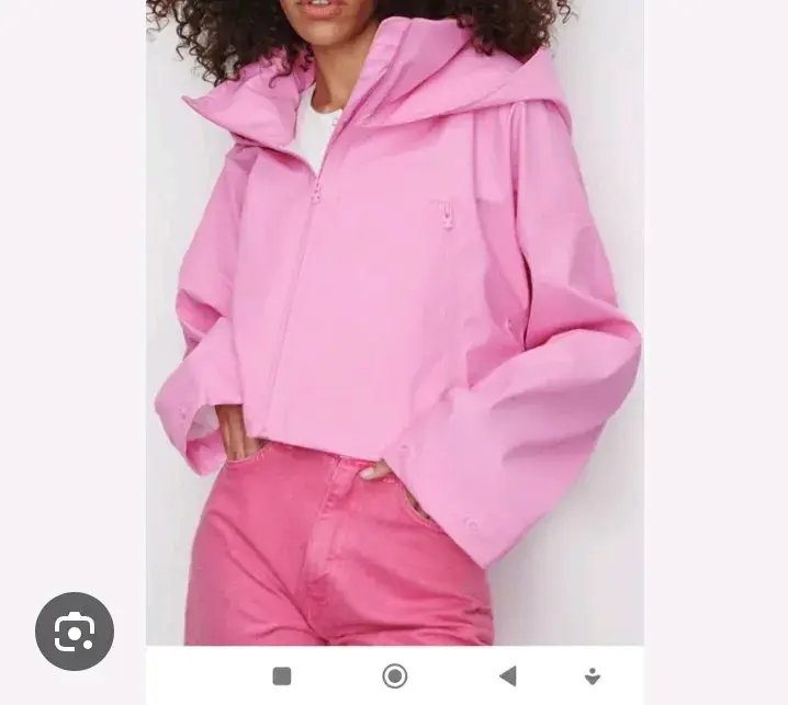 Chaqueta corta rosa con capucha Zara