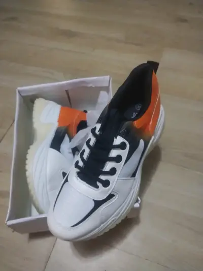 Zapatillas deportivas blancas y naranjas - miniatura 1