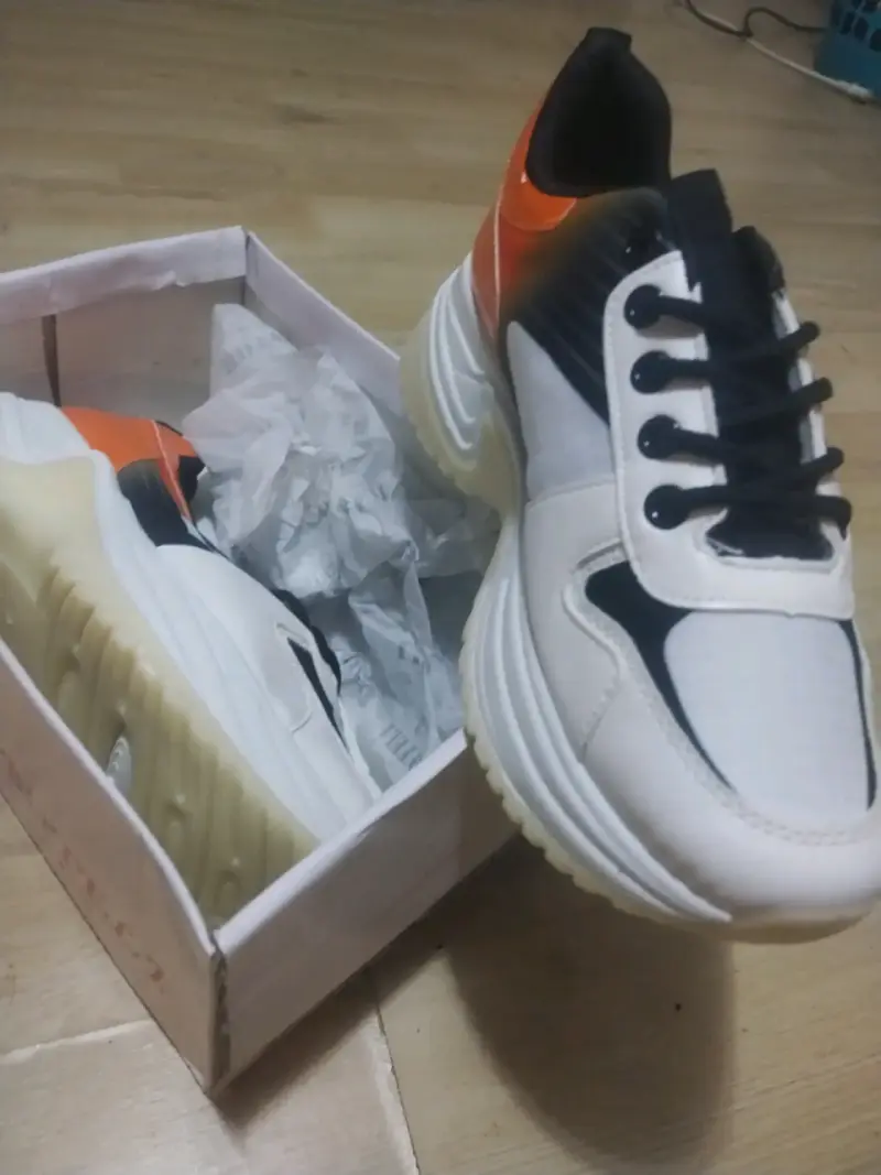 Zapatillas deportivas blancas y naranjas - 2