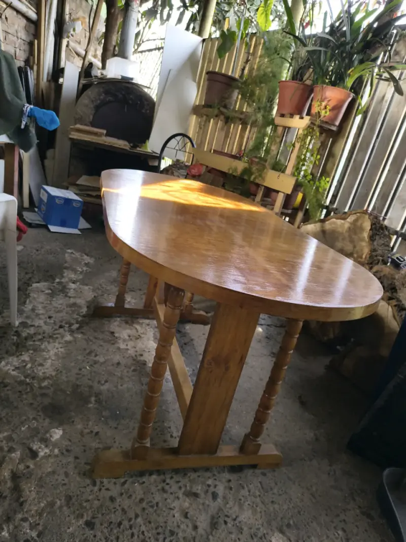 Mesa de comedor de madera rústica - 1