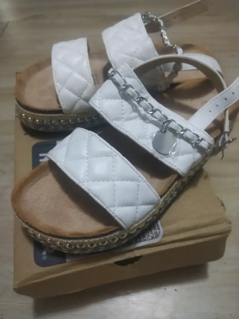 Sandalias blancas con plataforma y cadena - 1