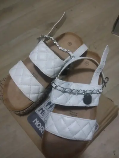 Sandalias blancas con plataforma y cadena - miniatura 2