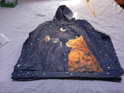 Polerón con capucha diseño gatos y luna - miniatura 2