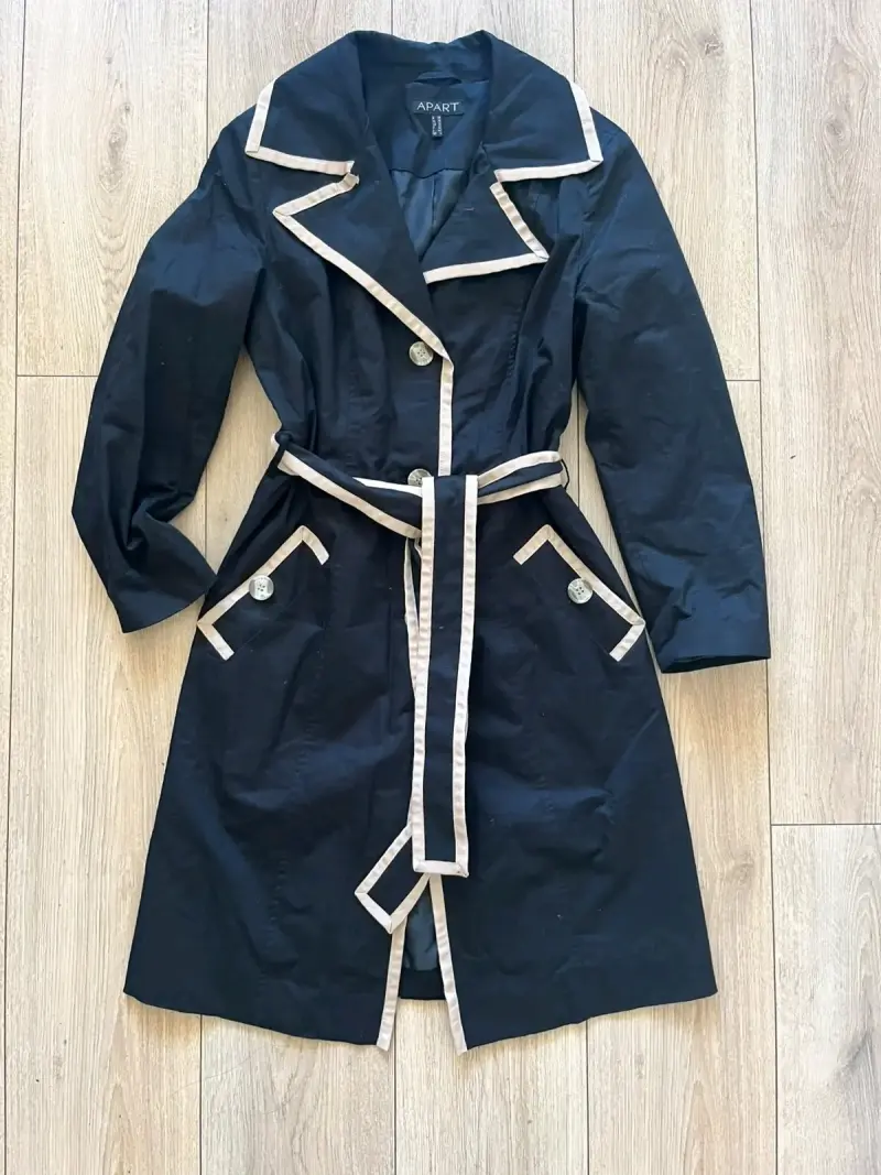 Abrigo negro con detalles beige Apart - 1