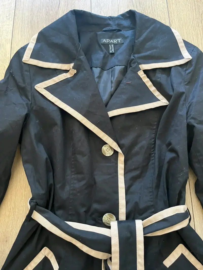 Abrigo negro con detalles beige Apart - 2