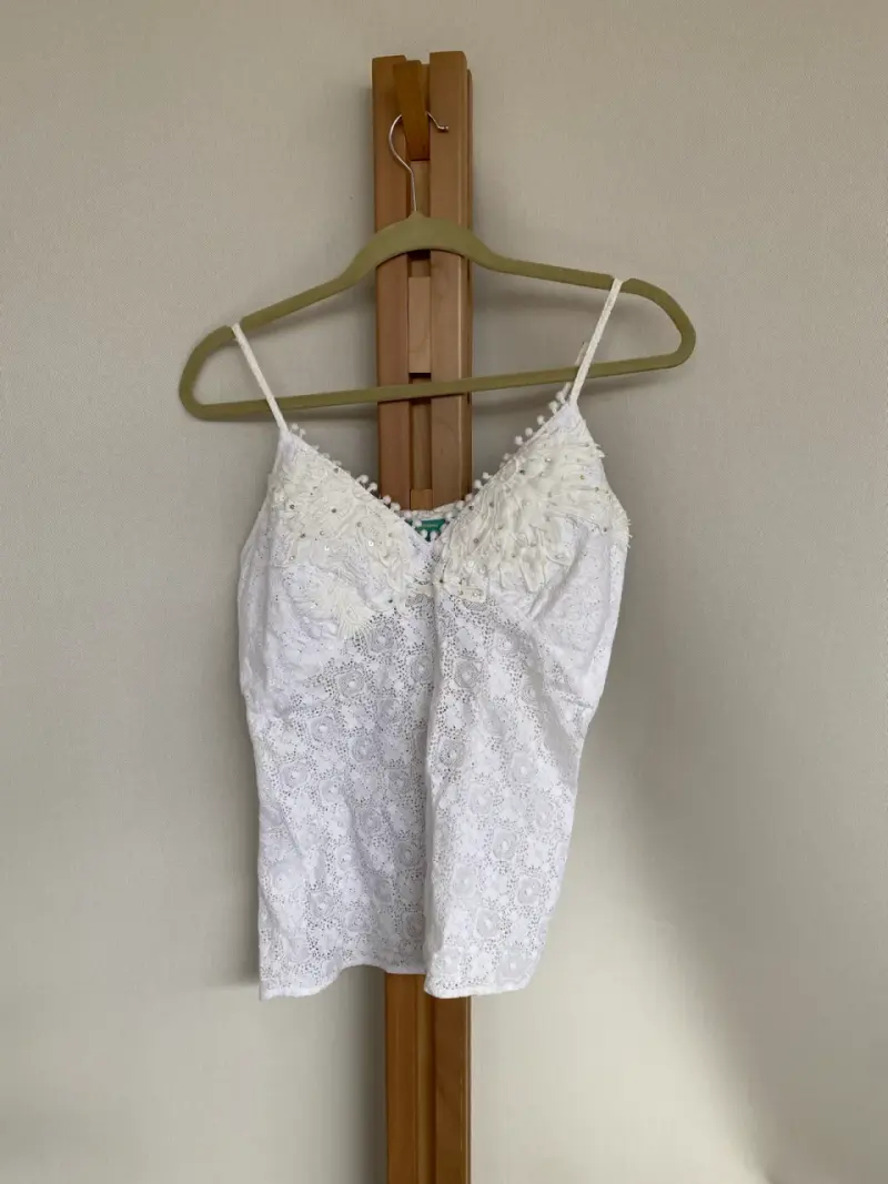 Blusa de encaje blanco con tirantes - 1