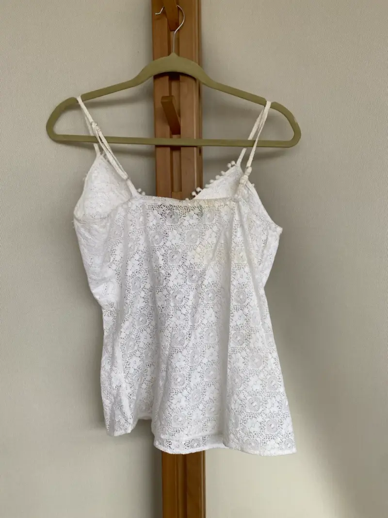 Blusa de encaje blanco con tirantes - 2