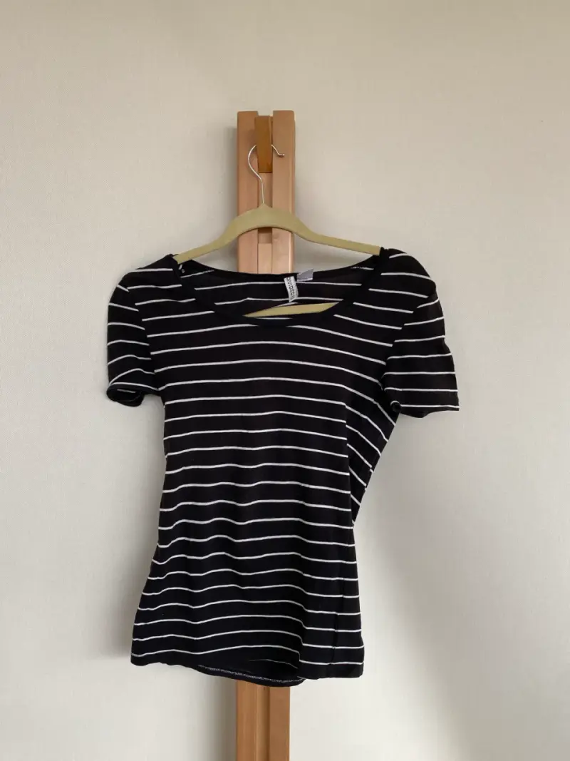Polera a rayas negra y blanca H&M - 1