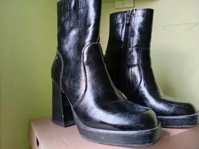 Botines de cuero negro con tacón alto - miniatura 1