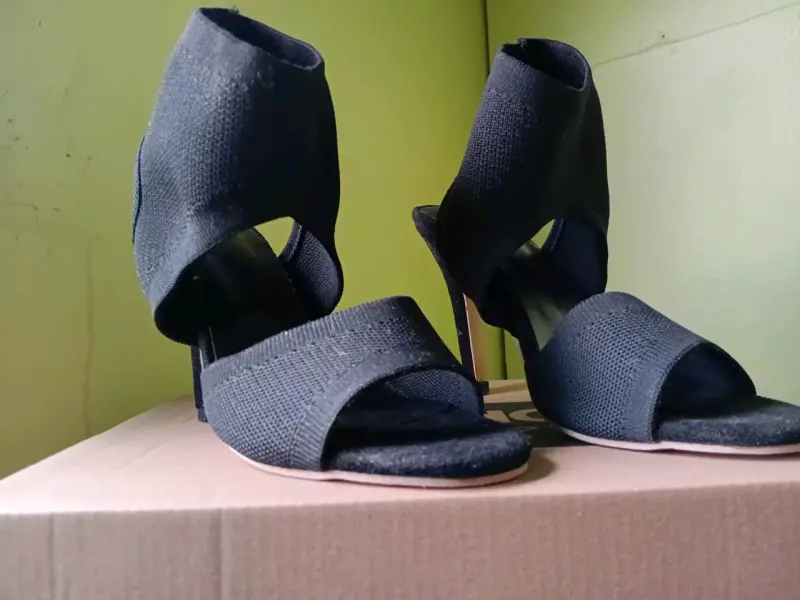 Botines de cuero negro con tacón alto - 2