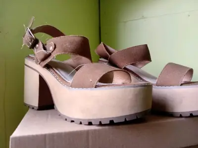 Botines de cuero negro con tacón alto - miniatura 3