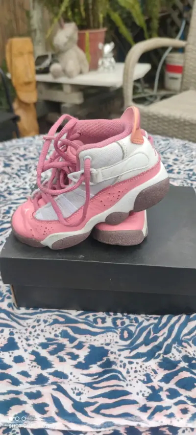 Zapatillas deportivas Air Jordan blancas y rosadas - miniatura 4