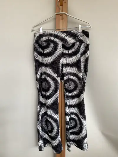 Pantalones elasticados blanco y negro con diseños - miniatura 1