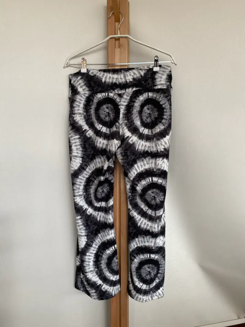 Pantalones elasticados blanco y negro con diseños - 2