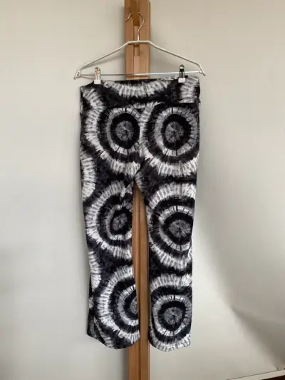 Pantalones elasticados blanco y negro con diseños - miniatura 2