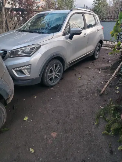 SUV compacto plateado en buen estado - miniatura 1