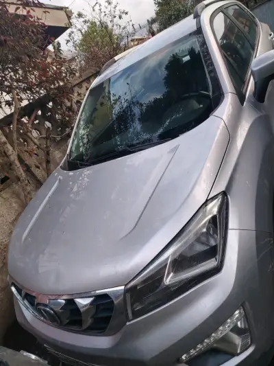 SUV compacto plateado en buen estado - miniatura 2