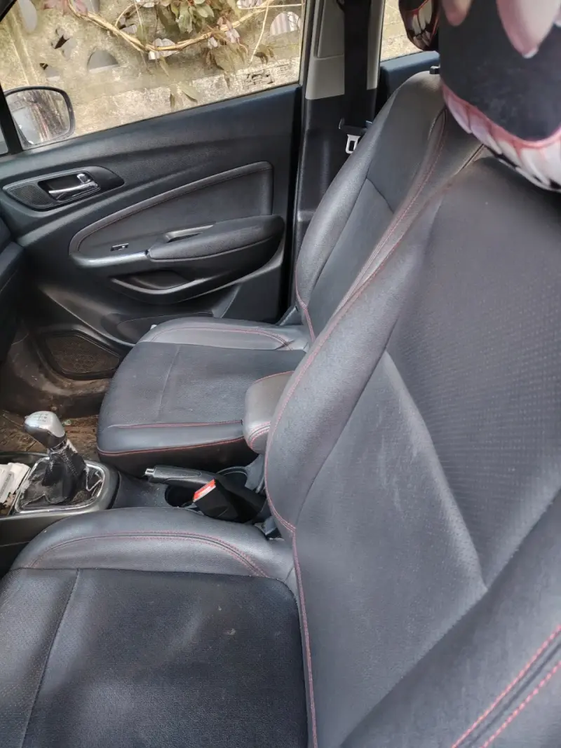 SUV compacto plateado en buen estado - 3