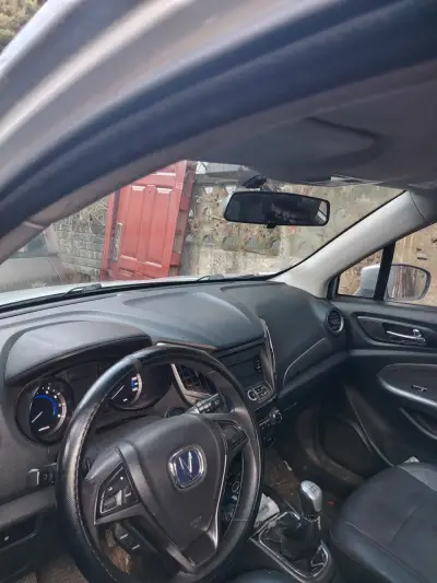 SUV compacto plateado en buen estado - miniatura 4
