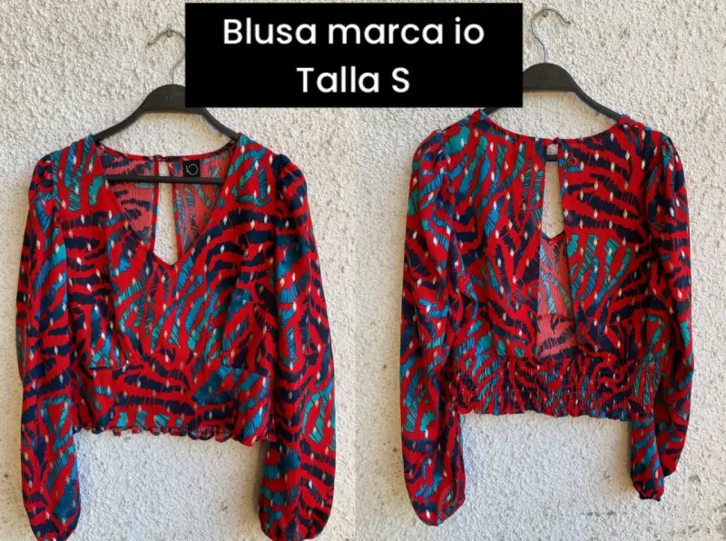 Blusa estampada marca io talla S - 1