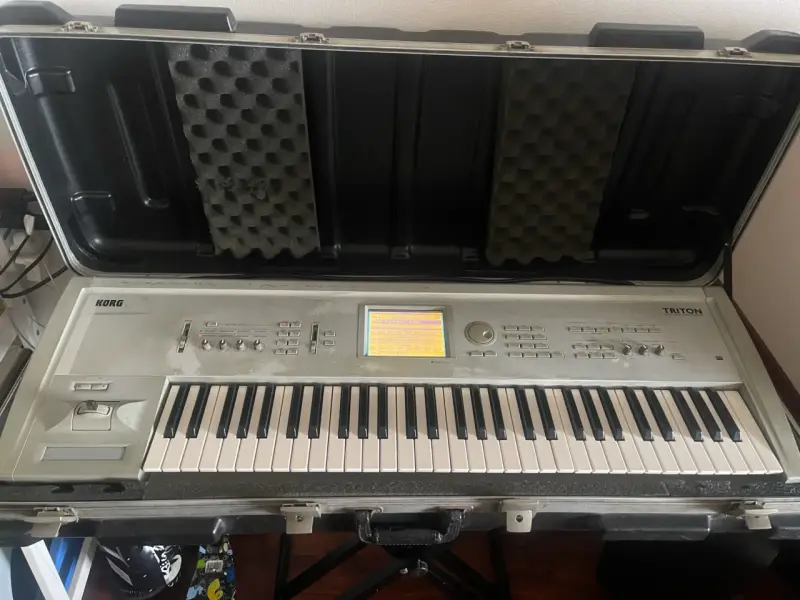 Teclado Korg Triton con estuche rígido - 1