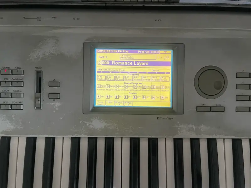 Teclado Korg Triton con estuche rígido - 2