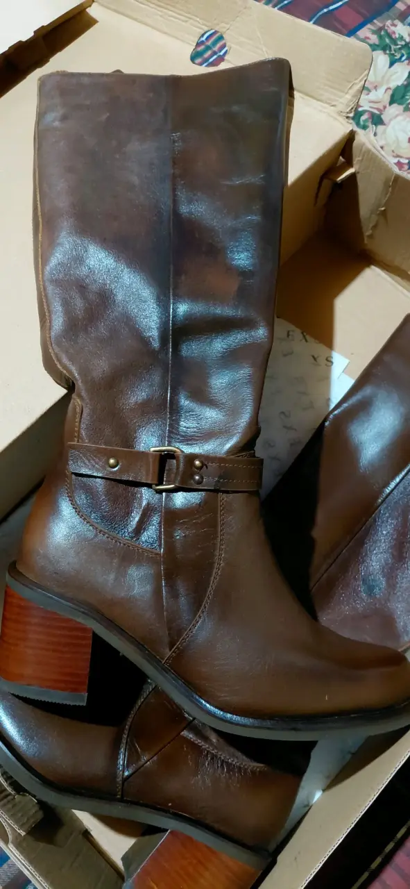 Botas de cuero marrón con tacón - 1
