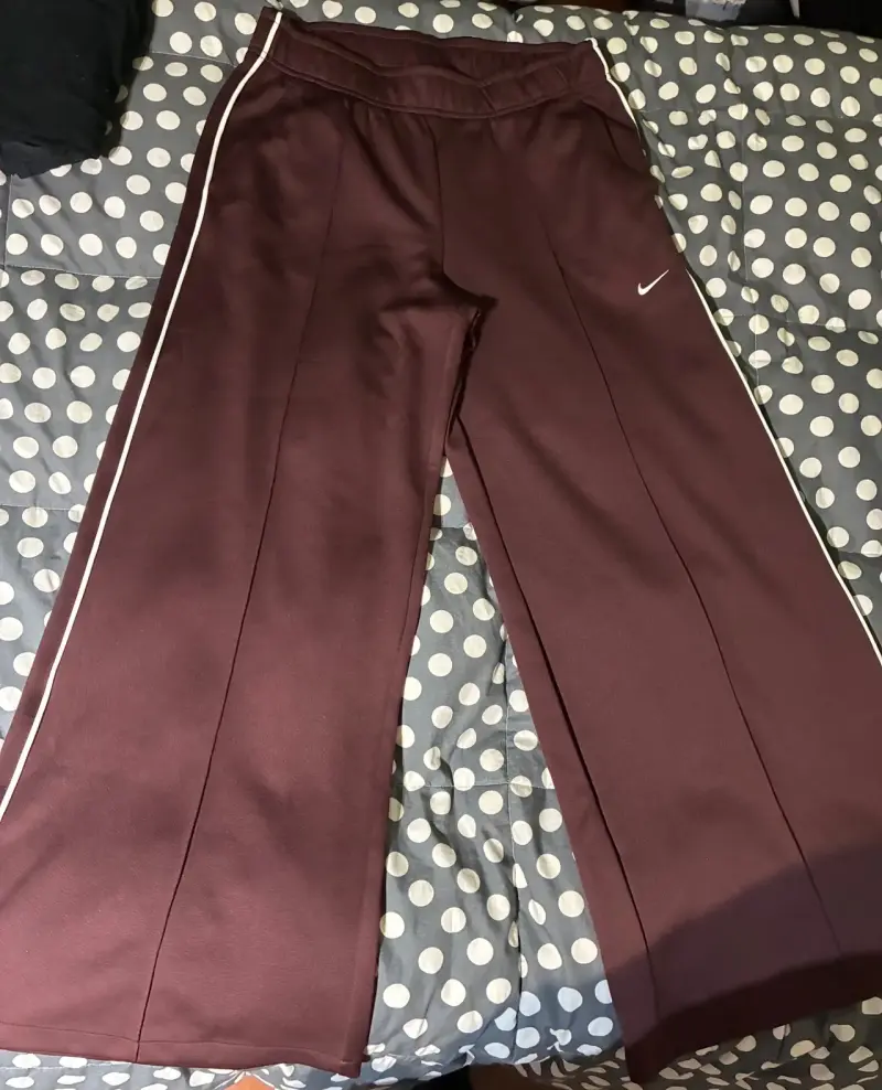 Pantalones deportivos Nike wardobe burdeo - 1