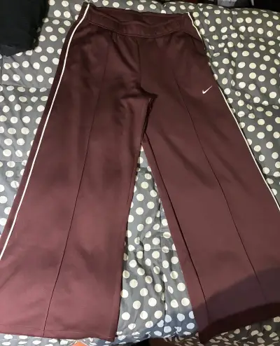 Pantalones deportivos Nike wardobe burdeo - miniatura 1