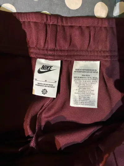 Pantalones deportivos Nike wardobe burdeo - miniatura 3
