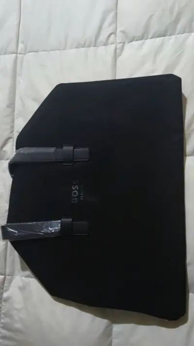 Bolso negro Boss Parfums elegante - miniatura 1