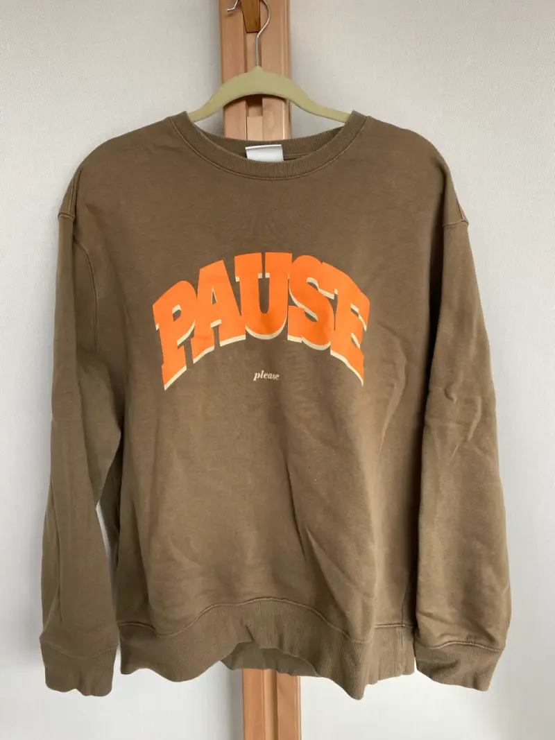 Polerón marrón con estampado 'PAUSE' de H&M - 1