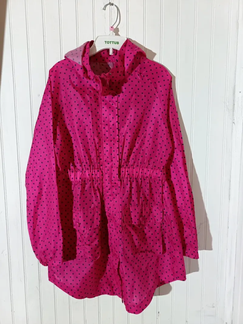 Impermeable rosa con lunares para niña