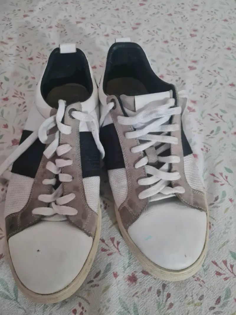 Zapatillas deportivas blancas y negras - 1
