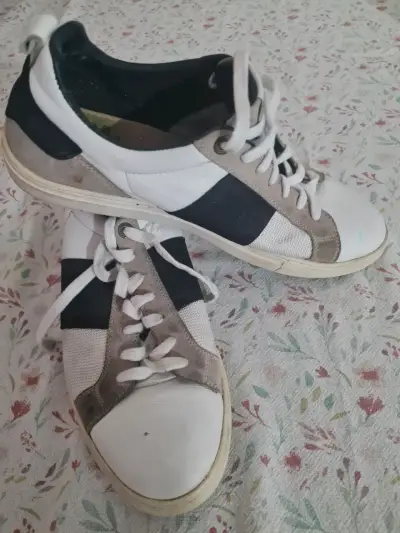 Zapatillas deportivas blancas y negras - miniatura 2
