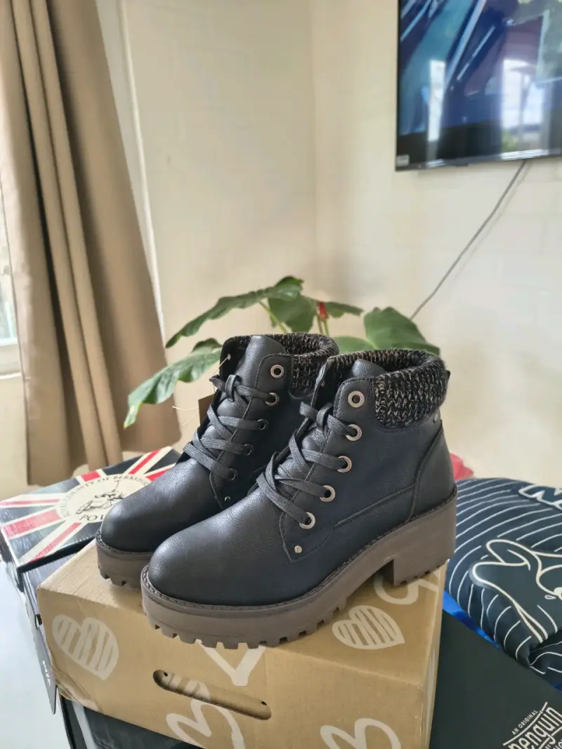 Botines negros de cuero con forro tejido