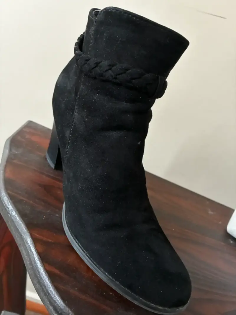 Botines de gamuza negra con tacón alto - 1