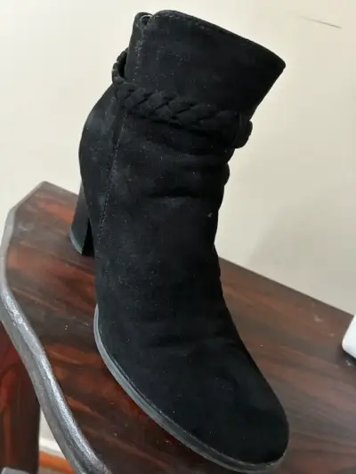 Botines de gamuza negra con tacón alto - miniatura 1