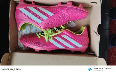 Botines de fútbol Adidas rosas con rayas blancas - miniatura 1