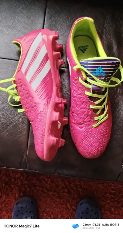 Botines de fútbol Adidas rosas con rayas blancas - miniatura 3